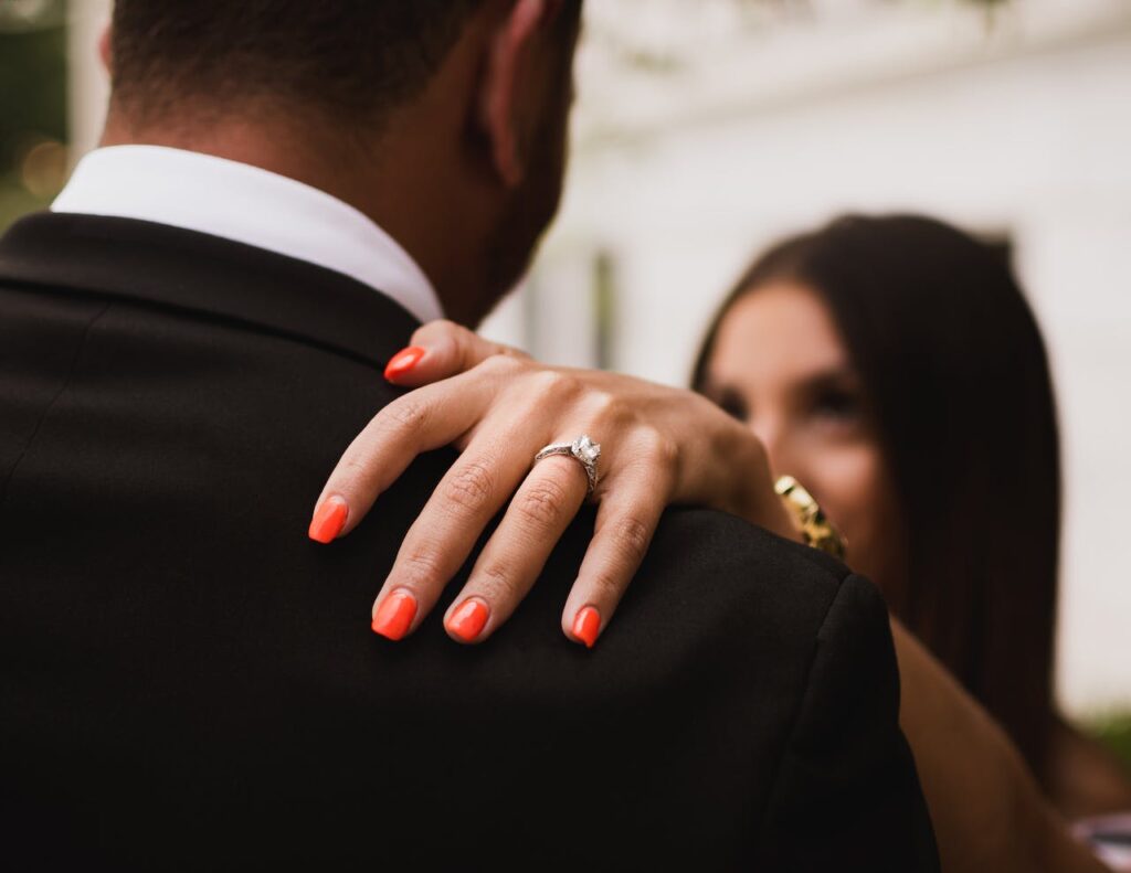 Krönen Sie den perfekten Heiratsantrag mit dem passenden Antragsring.