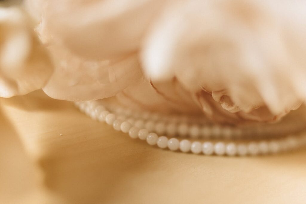 Perlen sind ein beliebtes Geschenk zum Hochzeitstag.