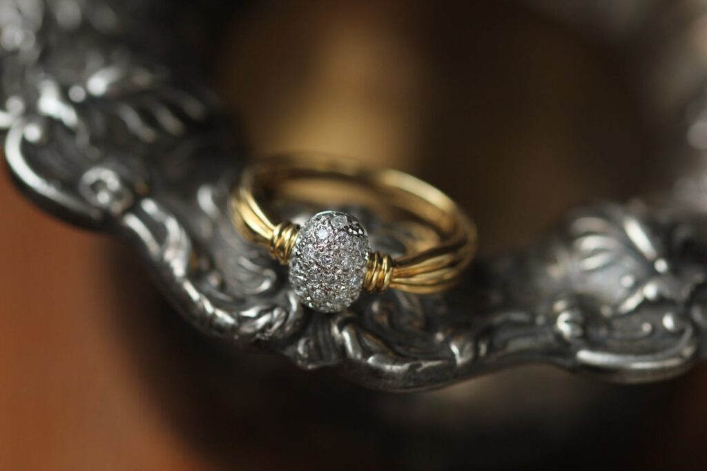 Alter Ring aus Gold mit Steinbesatz für den Goldankauf. 