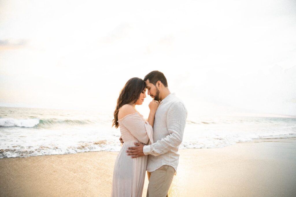 Verlobung am Strand in Weiß