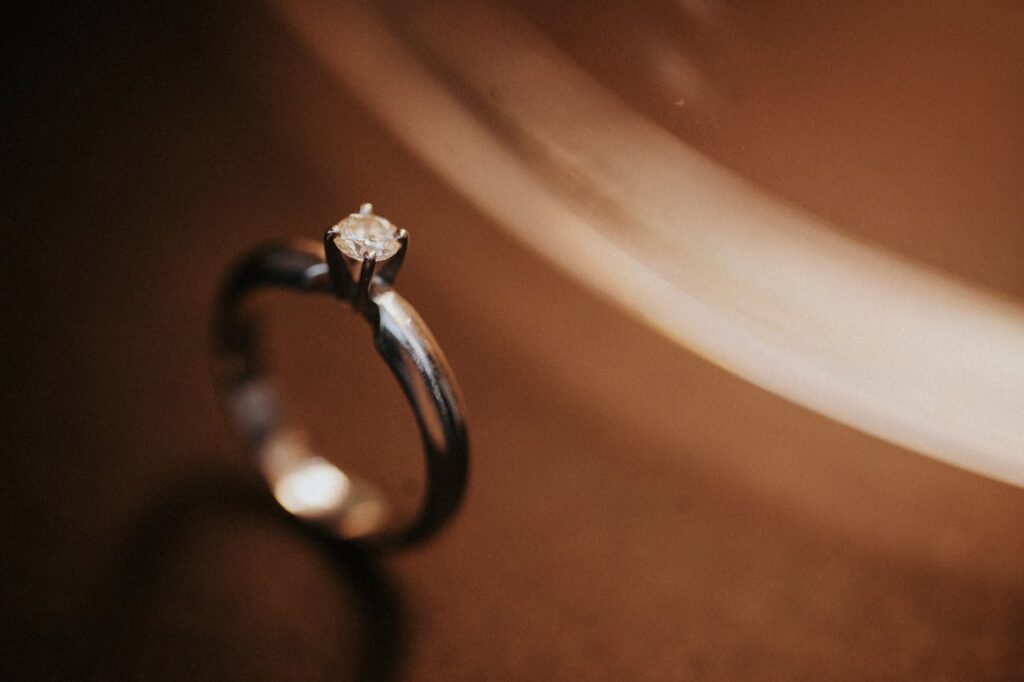 Schlichter Ring mit Diamant.