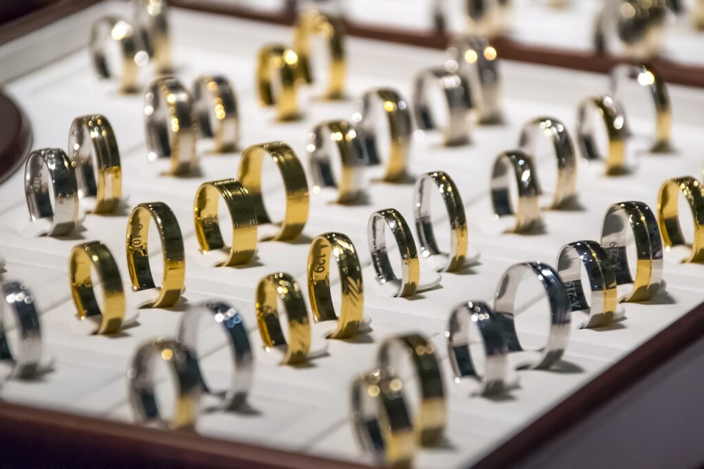 Bei Goldene Zeiten Juweliere finden Sie unter anderem Ringe, Uhren, Ketten und viele andere Schmuckstücke an einem Platz.