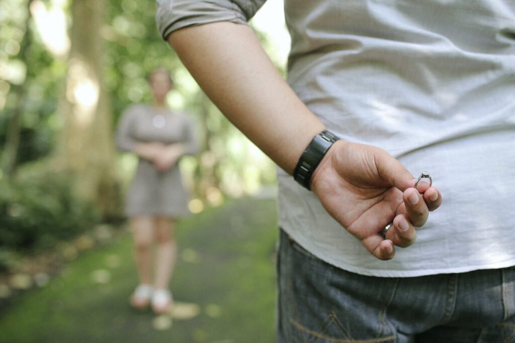 Heiratsantrag im Grünen mit silbernem Solitärring 