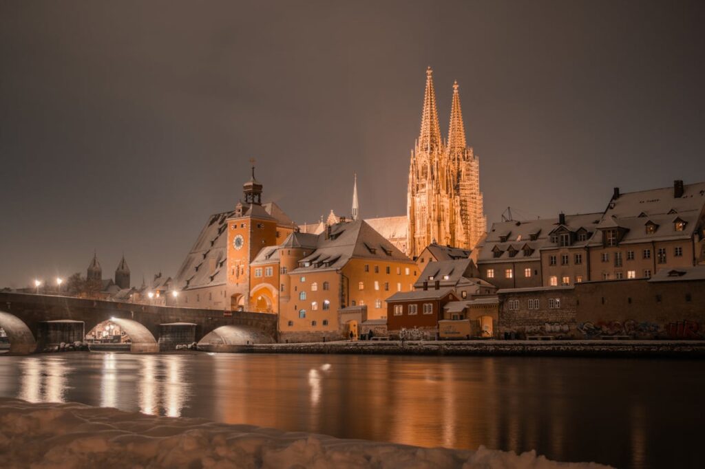 Steinerne Brücke Regensburg bei Nacht. 